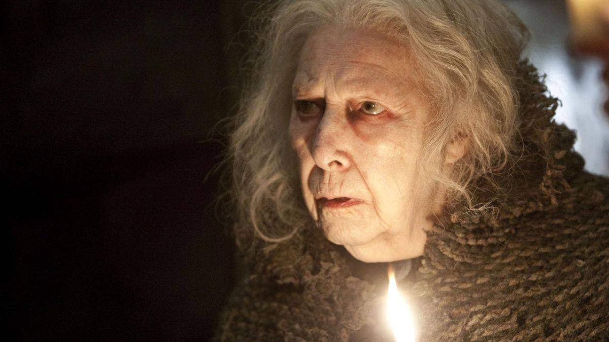 Hazel Douglas bilang Bathilda Bagshot sa Harry Potter at ang Deathly Hallows Part 1